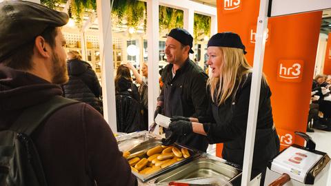 Tobi und Tanja servieren euch echte Abwechslung auch am Hotdog-Stand ...