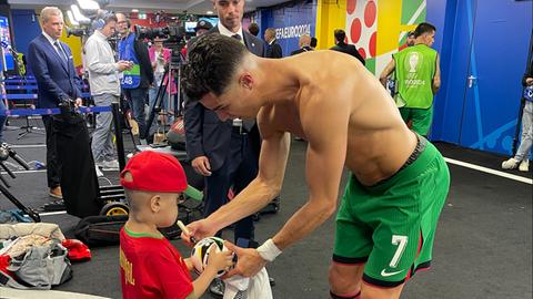 Christiano Ronaldo unterzeichnet auf Awars Trikot