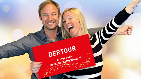 Tobi und Tanja aus der hr3 Morningshow halten einen Gutschein von DERTOUR in den Händen.