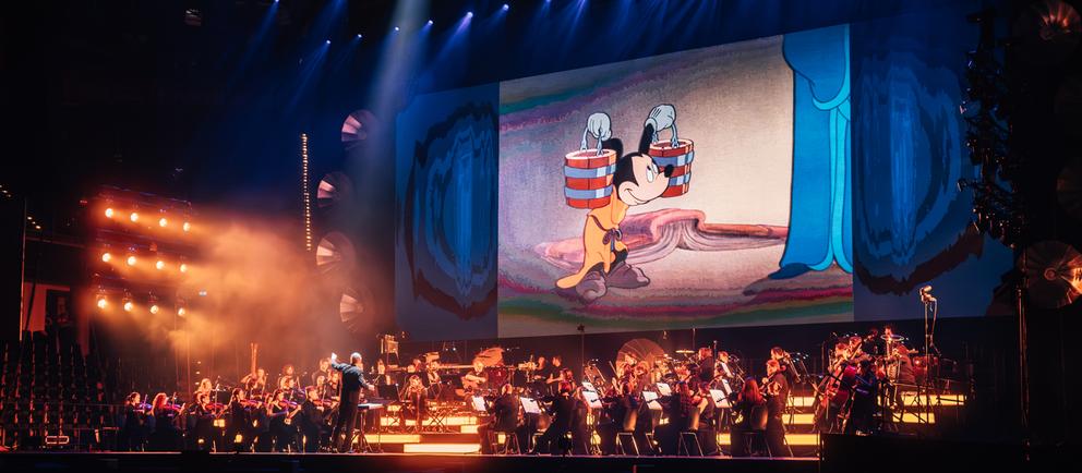 Pressefoto zeigt die Bühne von "Disney in Concert" bei der Show "Follow Your Dreams"