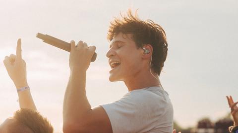 Wincent Weiss singt inmitten von Fans