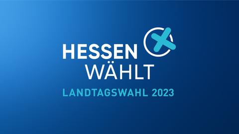 Auf einem blauen Hintergrund mit Verlauf steht die Zeile "Hessen wählt" und daneben ein Wahlkreuz in weiß und türkis. Darunter steht "Landtagswahl 2023"